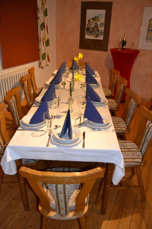 Ein eingedeckter Tisch für Gäste